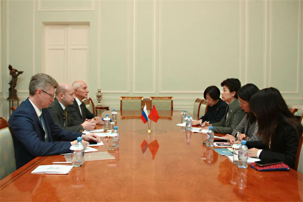 Cui Li visits St. Petersburg State University of Economics