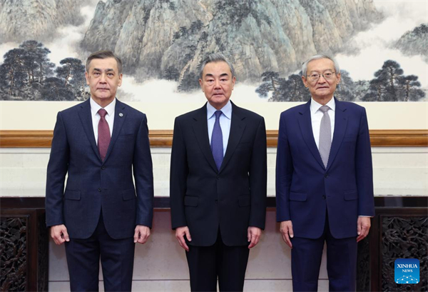 China's top diplomat meets SCO secretary-general, secretary-general-designate