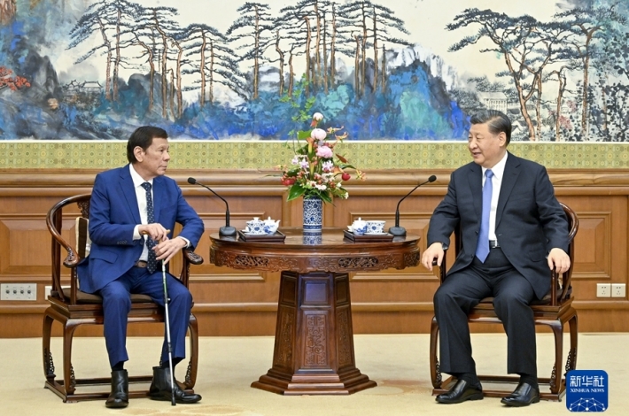 Xi meets former Philippine president