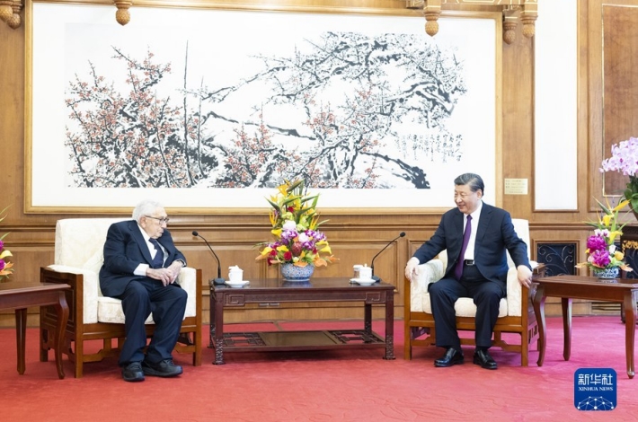 Xi meets with Henry Kissinger