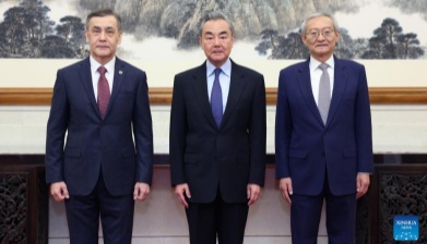 China's top diplomat meets SCO secretary-general, secretary-general-designate