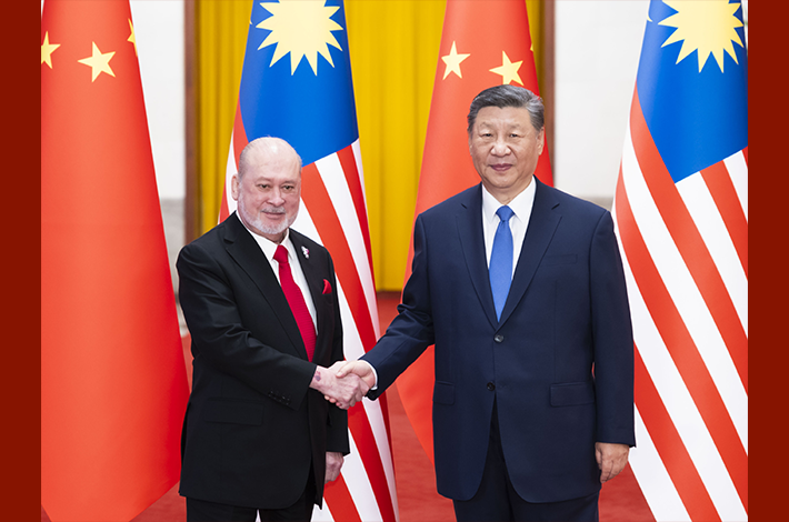 Xi holds talks with Malaysia's king