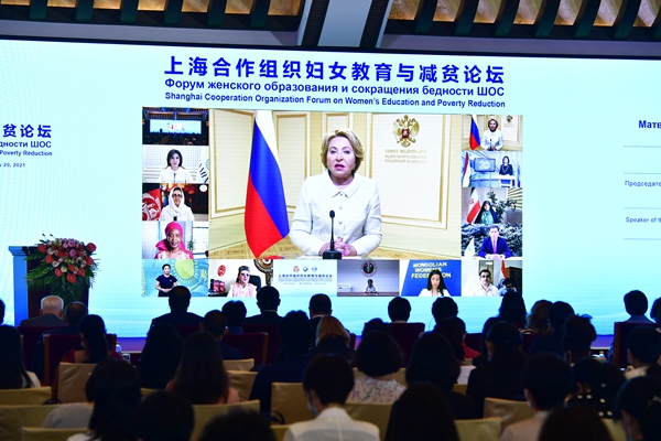 Пэн Лиюань призвала к сотрудничеству в области образования и сокращения бедности среди женщин