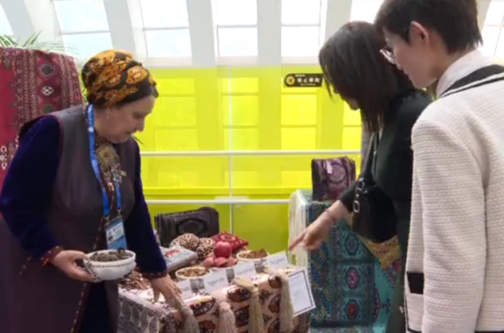 В Музее женщин и детей Китая прошла выставка этнических ремесел Туркменистана 
