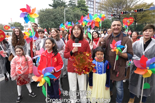 Foreigners enjoy 'Crossing the Tongji Bridge'