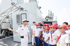 Schoolchildren and citizens tour warships in Zhanjiang