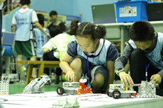 Zhanjiang youth battle at robot competition