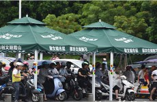 Xiashan sets up awnings on main roads for scorching hot summer 