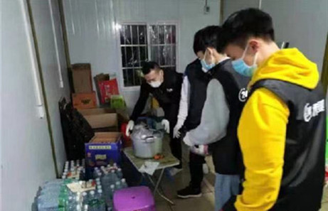 Volunteers send food to workers on the front line of epidemic control
