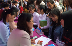 College graduates flock to Zhanjiang job fair 