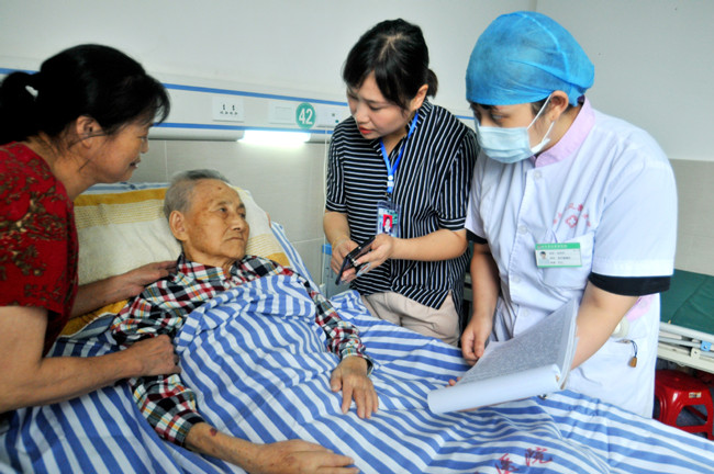 Focus on medical care for the elderly.jpg