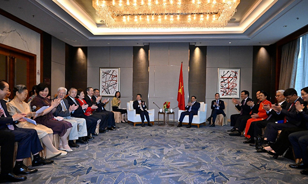 Vietnam PM meets with officials from Nanxishan Hospital of Guangxi