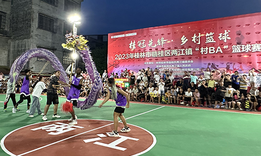 Foreign visitors experience rural life, play basketball in Lingui, Guilin
