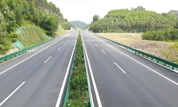 Guilin-Qinzhou Port highway project boosts regional development