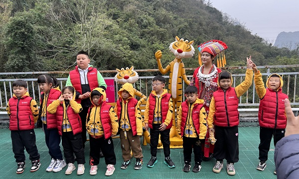 Children from Harbin embark on an exciting study tour in Guilin