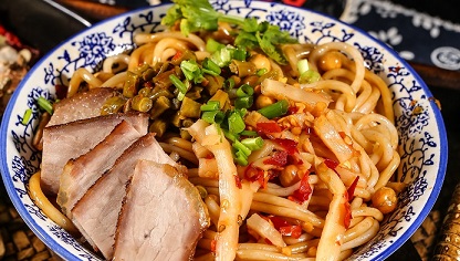 Guilin rice noodles hit on streets of Paris 