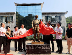 Bronze statue commemorating Yuan Longping unveiled in Guilin's Guanyang