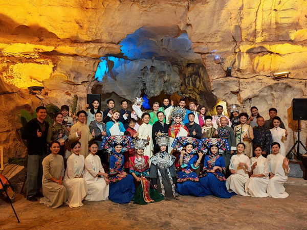 Guilin's karst cave wows intl influencers
