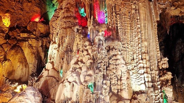 Stone hairs, curly stones and stone flowers are evenly and densely distributed, and the unique cave landscape is breathtaking..jpg