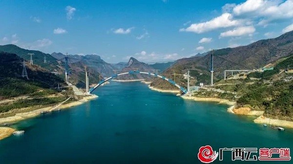 The Tian’e Longtan Bridge is under construction.jpg