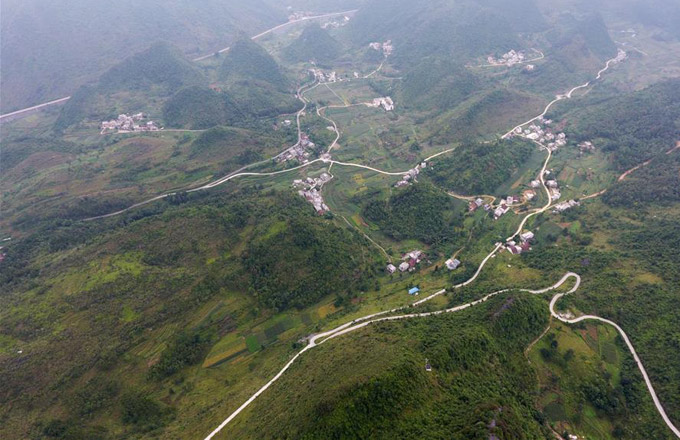 Counstruction of country roads help people to alleviate poverty in Guangxi
