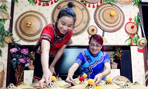 Maonan bamboo hats showcase ethnic culture