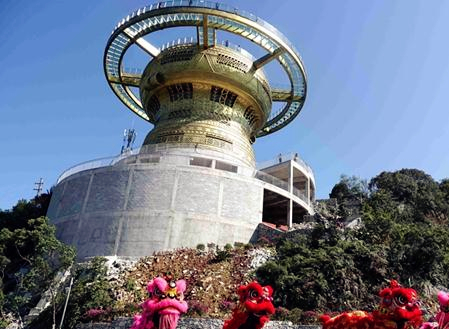 Bronze-drum glass skywalk debuts in Donglan