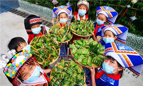 Hechi teenagers celebrate Dragon Boat Festival