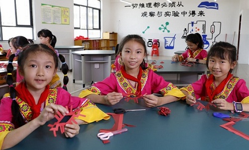 Luocheng primary school hosts class on Mulao paper-cutting