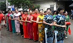 Over 600 performers model folk costumes in Yizhou