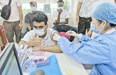 13 foreign students in Hechi receive vaccinations