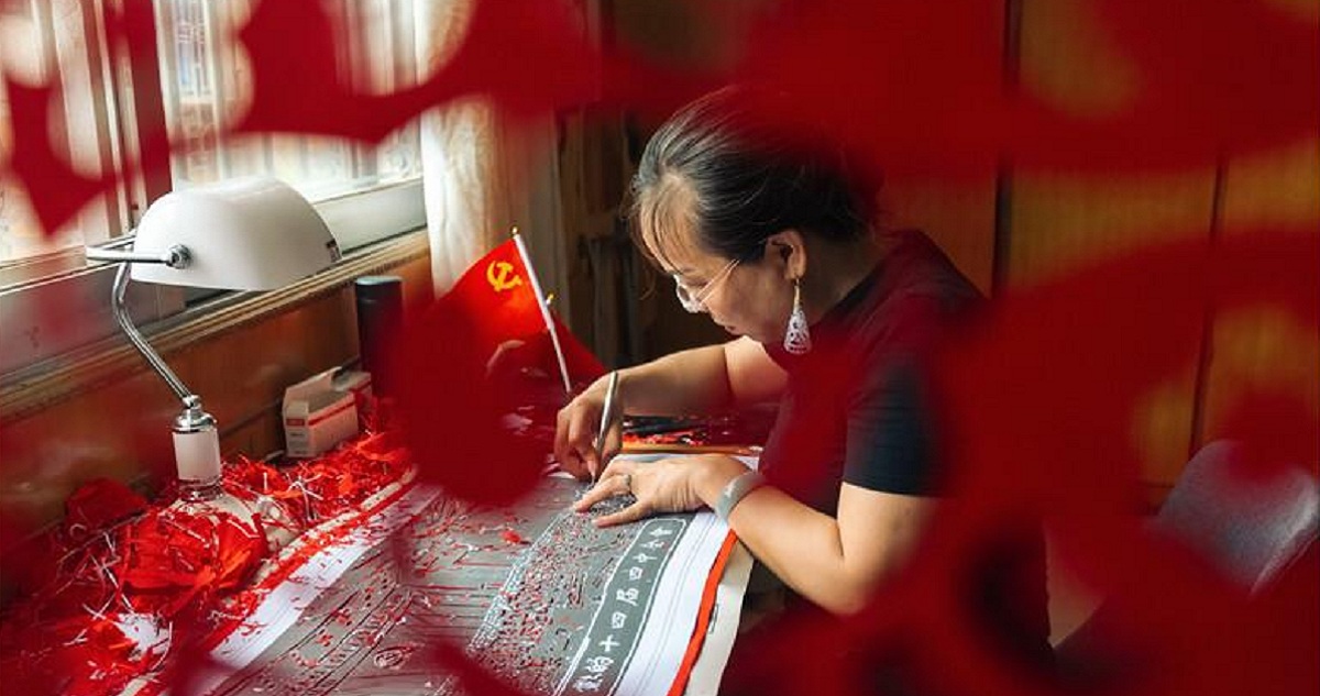 Luocheng artists make 71-meter-long paper-cut for CPC's 100th anniversary