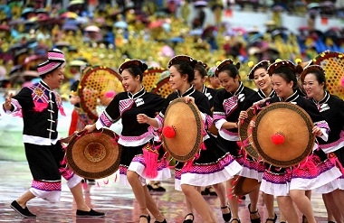 Maonan flower bamboo hat wins craftsman award at bamboo culture festival