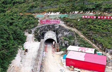 1st boring completed for Jiuwandashan tunnel along Guiyang-Nanning High-speed Railway 