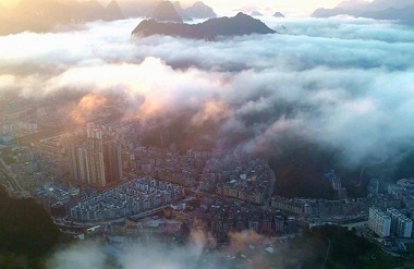 Fengshan enveloped in sea of fog
