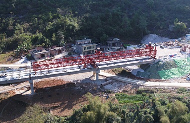 Longest elevated bridge on Laibin-Du'an Expressway completes construction