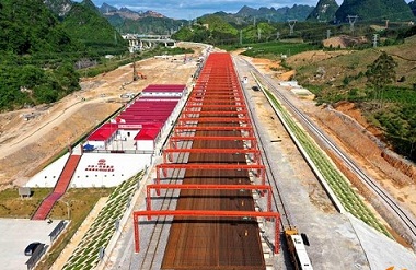 Hechi Track-Laying Base of Guiyang-Nanning HSR opens