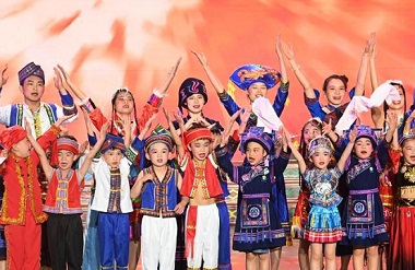 Luocheng holds Mulam ethnic clothing show