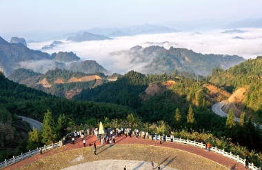 Sea of clouds attracts many tourists to Fengshan