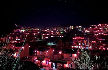 Thousands of lanterns bring light to Baiku Yao people