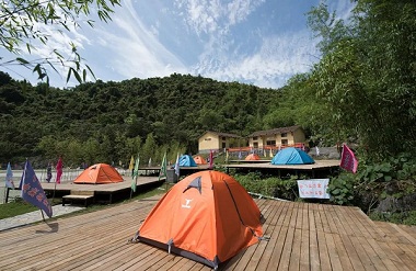 Luocheng Cotton Tiankeng becomes popular self-driving tour destination