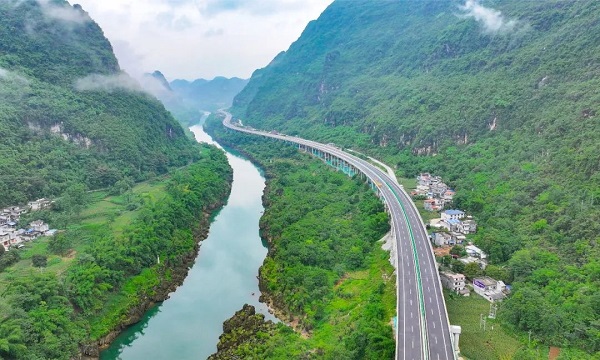 Hezhou-Bama Expressway opens to traffic