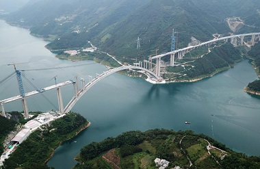 Construction speeds up on world's largest arch bridge in Tian'e