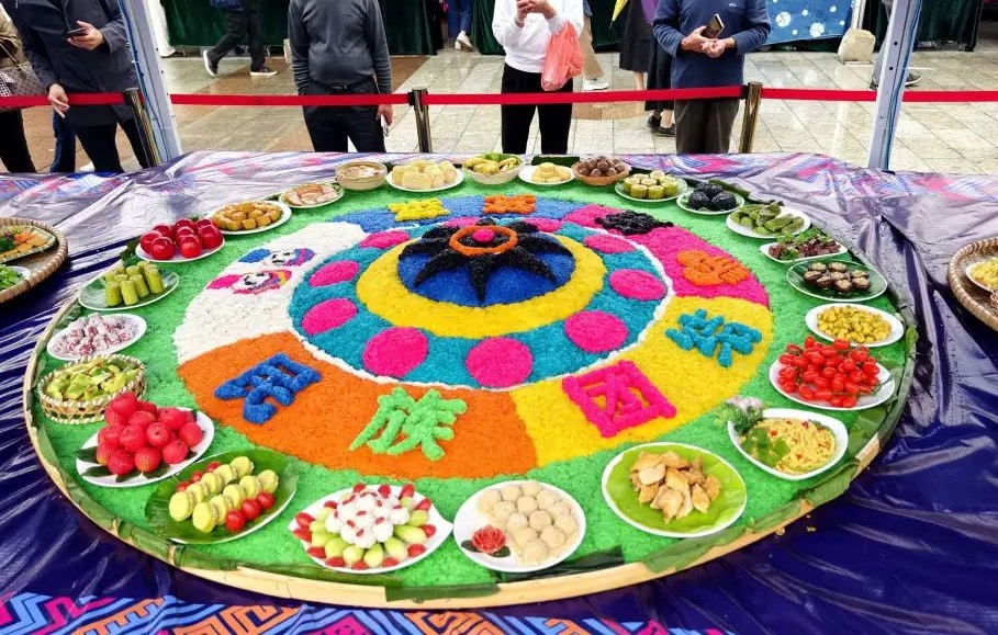 Hechi ethnic unity, colorful rural grand market held in Yizhou
