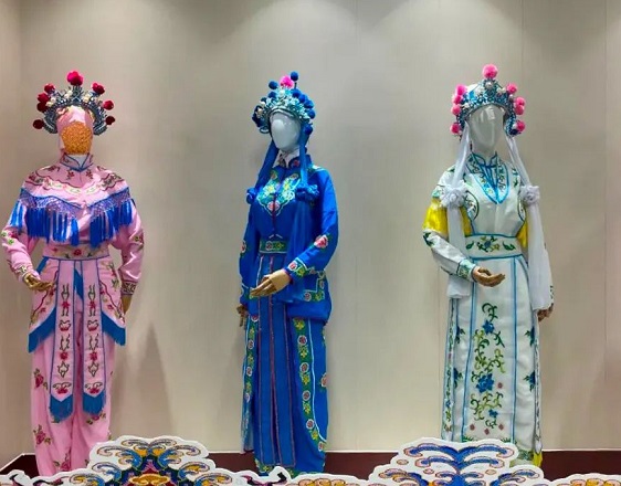 Exhibition of Guiju Opera traditional costumes welcomes visitors