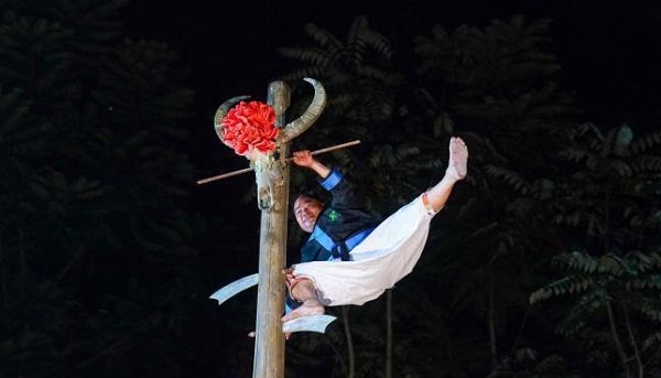 Baikuyao ethnic artist displays ancient skills in Guangxi