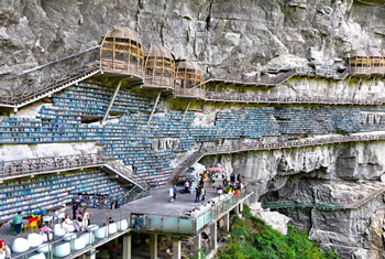Intl traveler enchanted by Hechi's cliffside bookstore