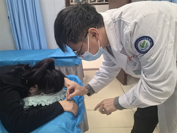 Hechi doctor brings traditional healing to Africa