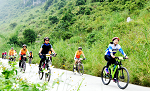 Cyclists enjoy scenery and cycling in Yizhou