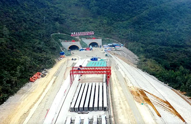 First long tunnel of Tian'e-Bama Expressway completes construction